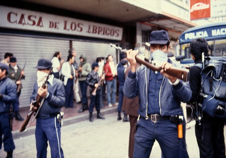 03-1_El comando_de_la_policía_Nacional_repeliendo_protestasen el año 1982. _ JMS
