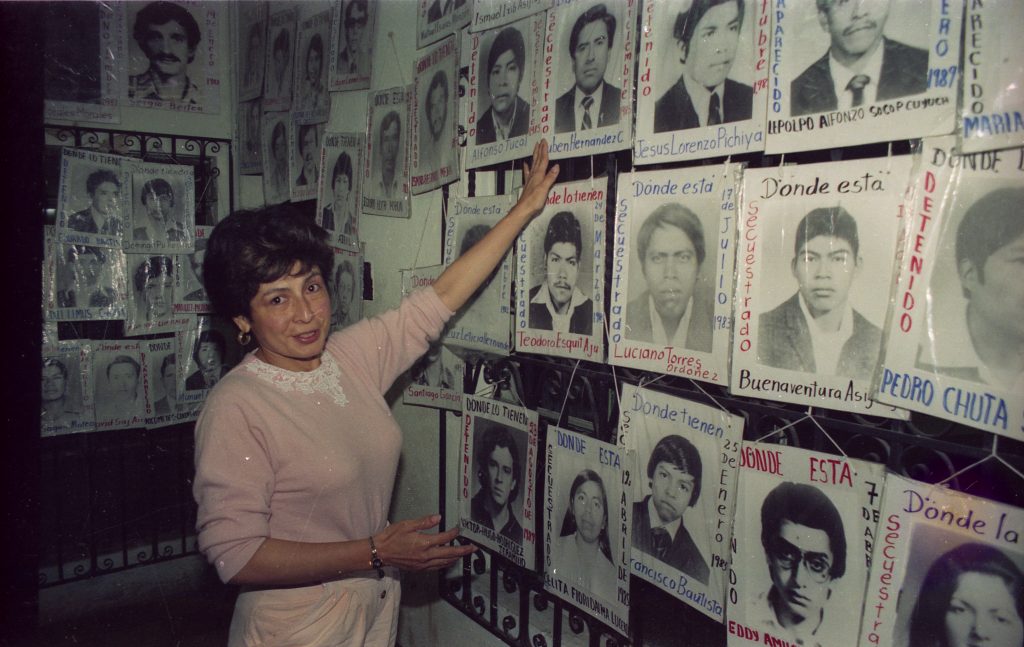 07_Presidenta del GAM presenta fotos de desaparecidos en sede de la organización_RV